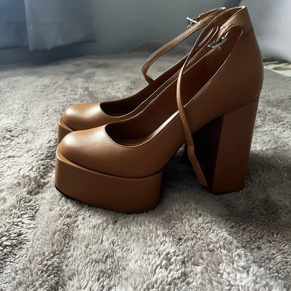 DAMELIO Footwear Rayva Heel Camel size 8.5